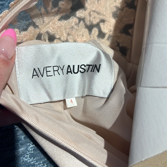 Gorgeous Avery Austin gown champagne color size 4 - Picture 5 of 7